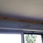 Combler l’espace entre un coffre de volet et le plafond